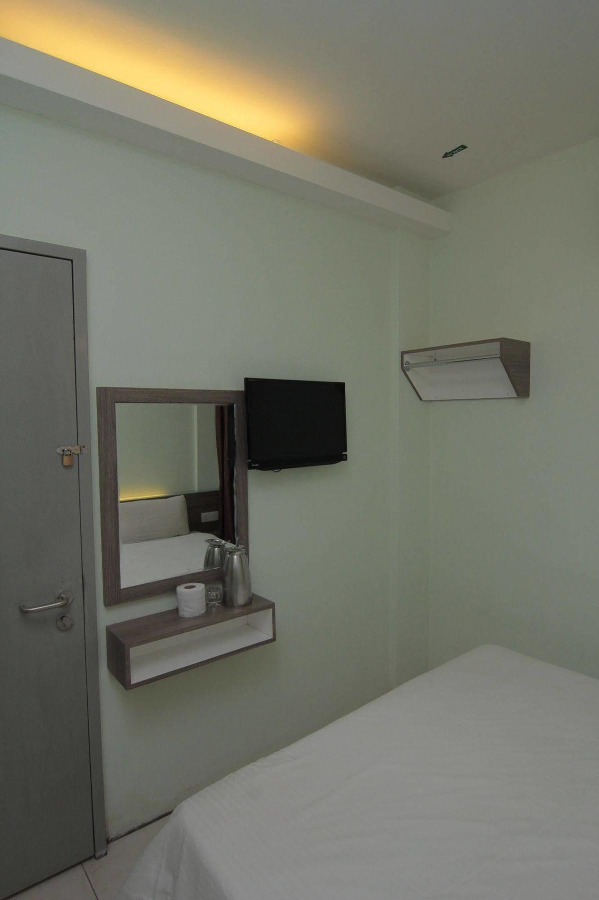 Qish Hotel Малакка Экстерьер фото